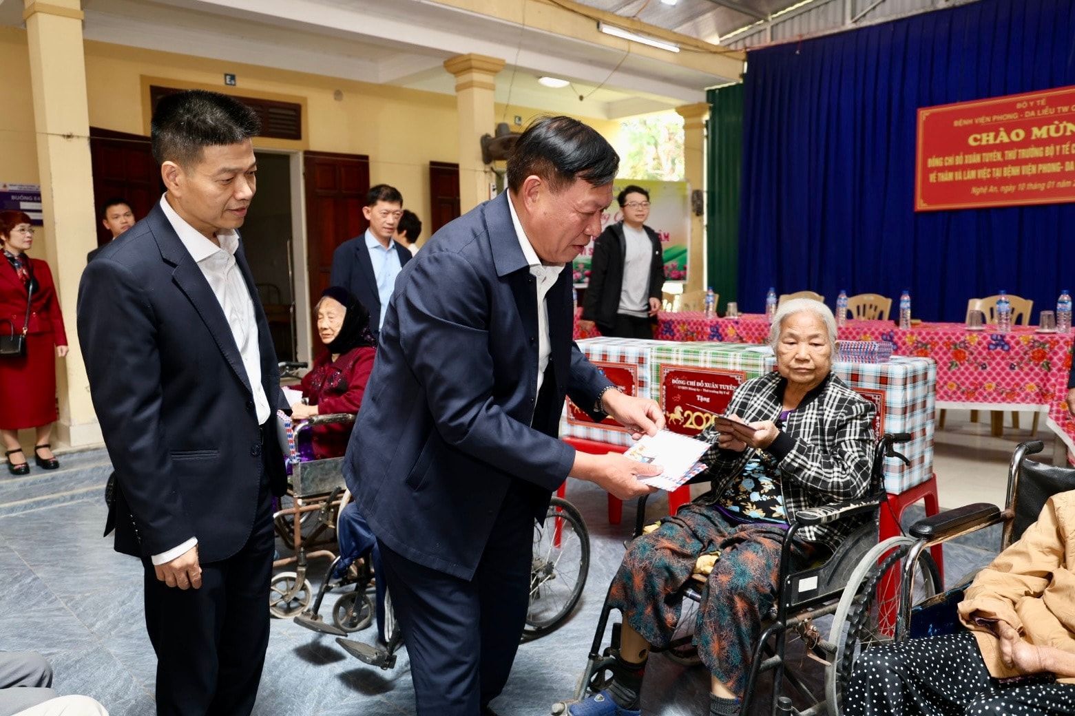 Thứ trưởng Đỗ Xuân Tuyên thăm, chúc Tết bệnh nhân phong- Ảnh 3.