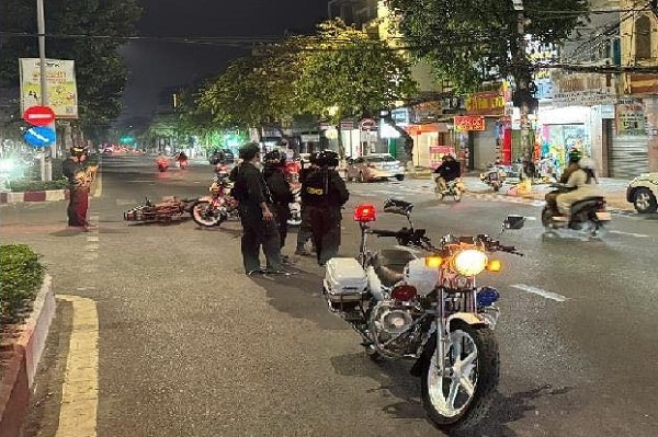 Tuần tra đêm, Cảnh sát cơ động cứu người trong ‘thời gian vàng’- Ảnh 1.