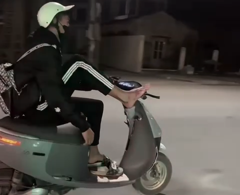 Nam sinh lớp 11 dùng một chân điều khiển xe máy điện trong đêm- Ảnh 1.