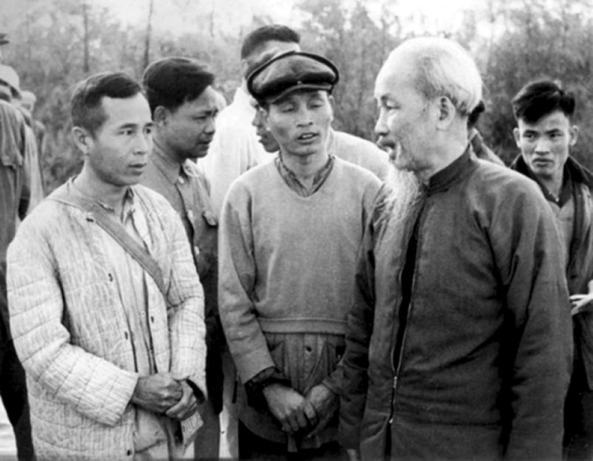 Xây dựng đội ngũ cán bộ đủ phẩm chất, năng lực và uy tín theo tư tưởng Hồ Chí Minh đáp ứng yêu cầu phát triển đất nước trong kỷ nguyên mới- Ảnh 1. Xây dựng đội ngũ cán bộ đủ phẩm chất, năng lực và uy tín theo tư tưởng Hồ Chí Minh đáp ứng yêu cầu phát triển đất nước trong kỷ nguyên mới- Ảnh 1.