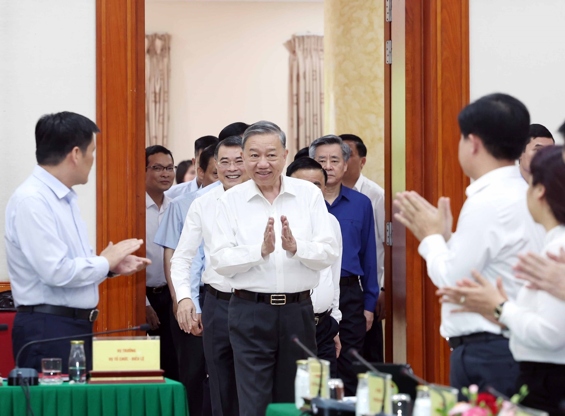 Xây dựng đội ngũ cán bộ đủ phẩm chất, năng lực và uy tín theo tư tưởng Hồ Chí Minh đáp ứng yêu cầu phát triển đất nước trong kỷ nguyên mới- Ảnh 2. Xây dựng đội ngũ cán bộ đủ phẩm chất, năng lực và uy tín theo tư tưởng Hồ Chí Minh đáp ứng yêu cầu phát triển đất nước trong kỷ nguyên mới- Ảnh 2.