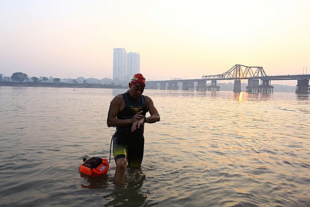 Người Hà Nội vẫn xuống sông Hồng bơi dù đang giữa mùa đông rét buốt- Ảnh 7.