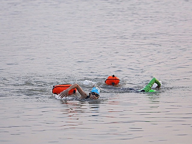 Người Hà Nội vẫn xuống sông Hồng bơi dù đang giữa mùa đông rét buốt- Ảnh 6.