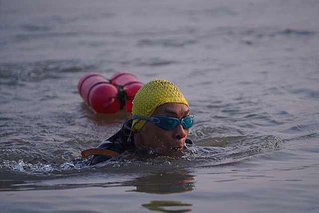 Người Hà Nội vẫn xuống sông Hồng bơi dù đang giữa mùa đông rét buốt- Ảnh 3.