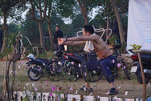 Người Hà Nội vẫn xuống sông Hồng bơi dù đang giữa mùa đông rét buốt- Ảnh 4.