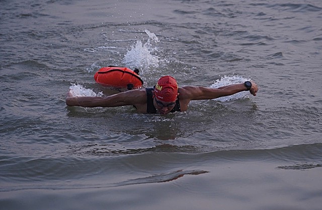 Người Hà Nội vẫn xuống sông Hồng bơi dù đang giữa mùa đông rét buốt- Ảnh 2.