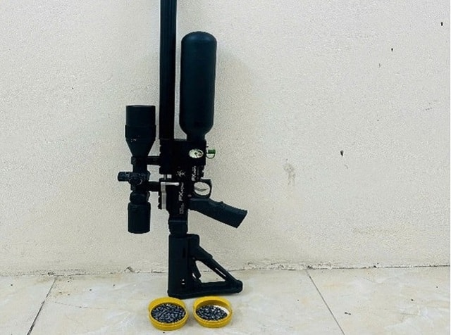 Khởi tố nam thanh niên tàng trữ 2 khẩu súng và hàng trăm viên đạn- Ảnh 1.