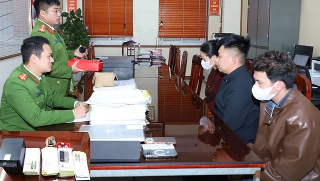 Tạm giữ 3 đối tượng làm giả con dấu văn phòng công chứng, công chứng viên để xin việc- Ảnh 1.