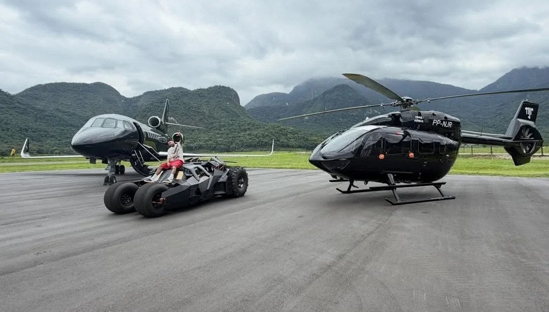 Bộ sưu tập xe và máy bay chủ đề Batman của Neymar. (Ảnh: Supercar Blondie)