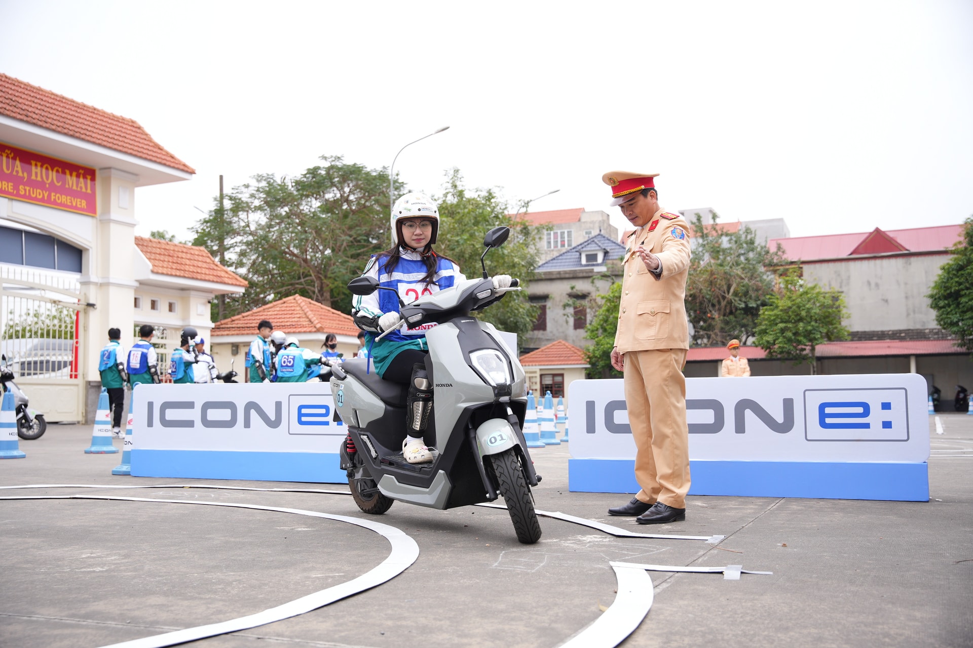 CSGT hướng dẫn học sinh trường THPT Kim Sơn B bài thực hành. (Ảnh: Honda VN)