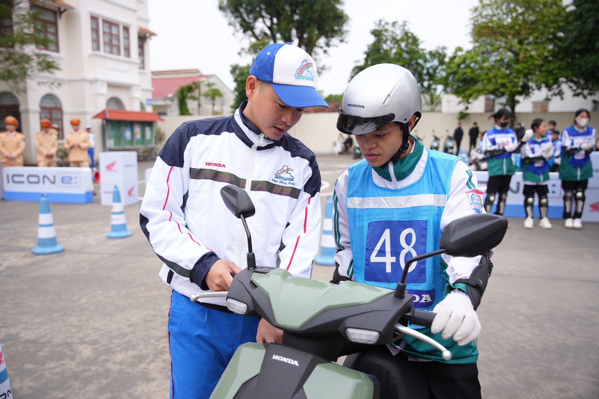 Hướng dẫn viên Honda Việt Nam hướng dẫn kỹ năng LXAT cho các em học sinh lớp 12 trường THPT Kim Sơn B. (Ảnh: Honda VN)