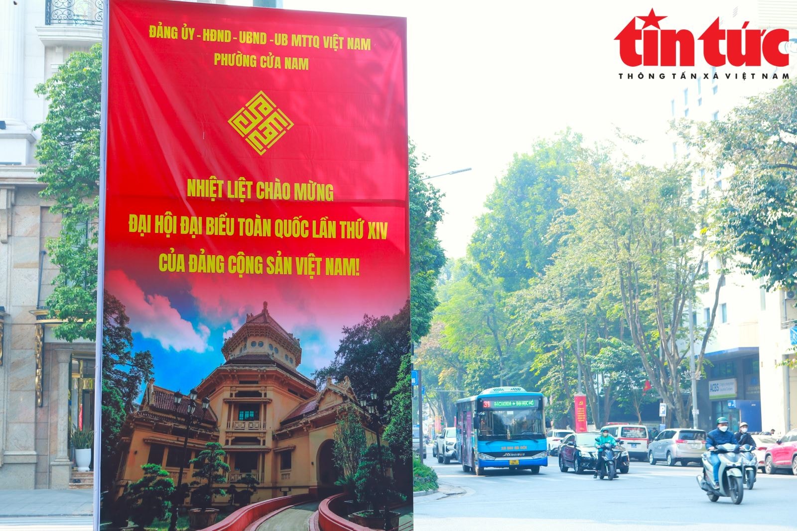 Phố phường Hà Nội rực rỡ cờ hoa chào mừng Đại hội Đảng lần thứ XIV- Ảnh 11.