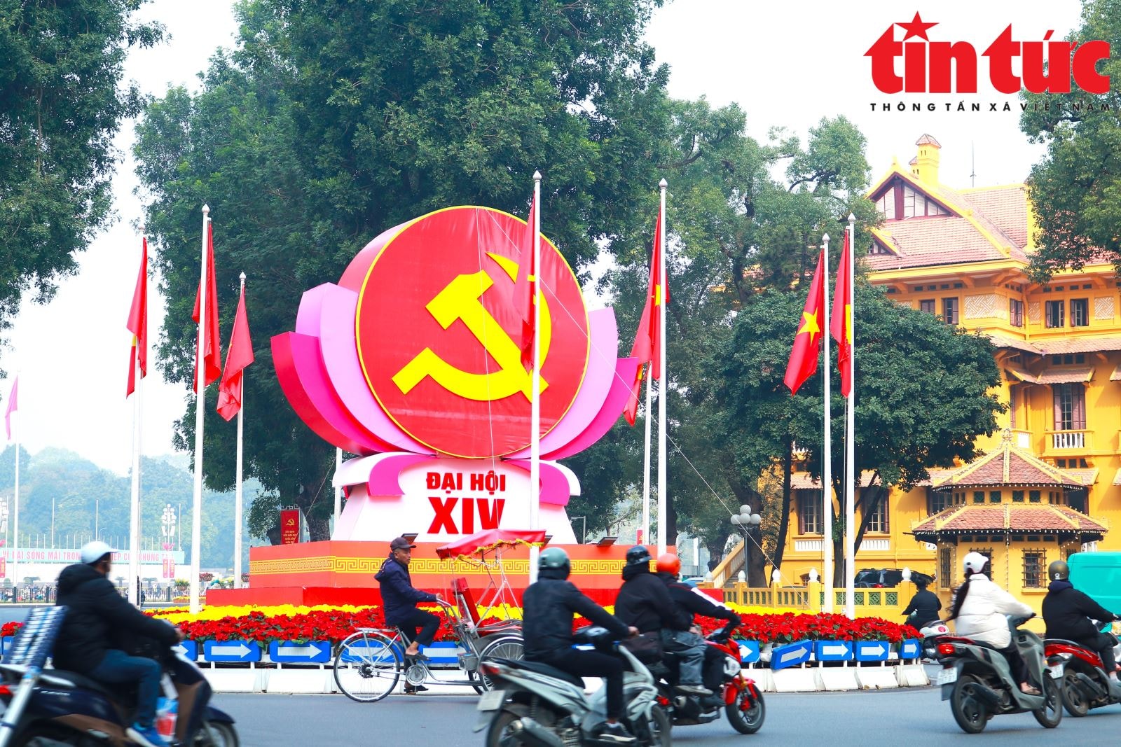 Phố phường Hà Nội rực rỡ cờ hoa chào mừng Đại hội Đảng lần thứ XIV- Ảnh 2.