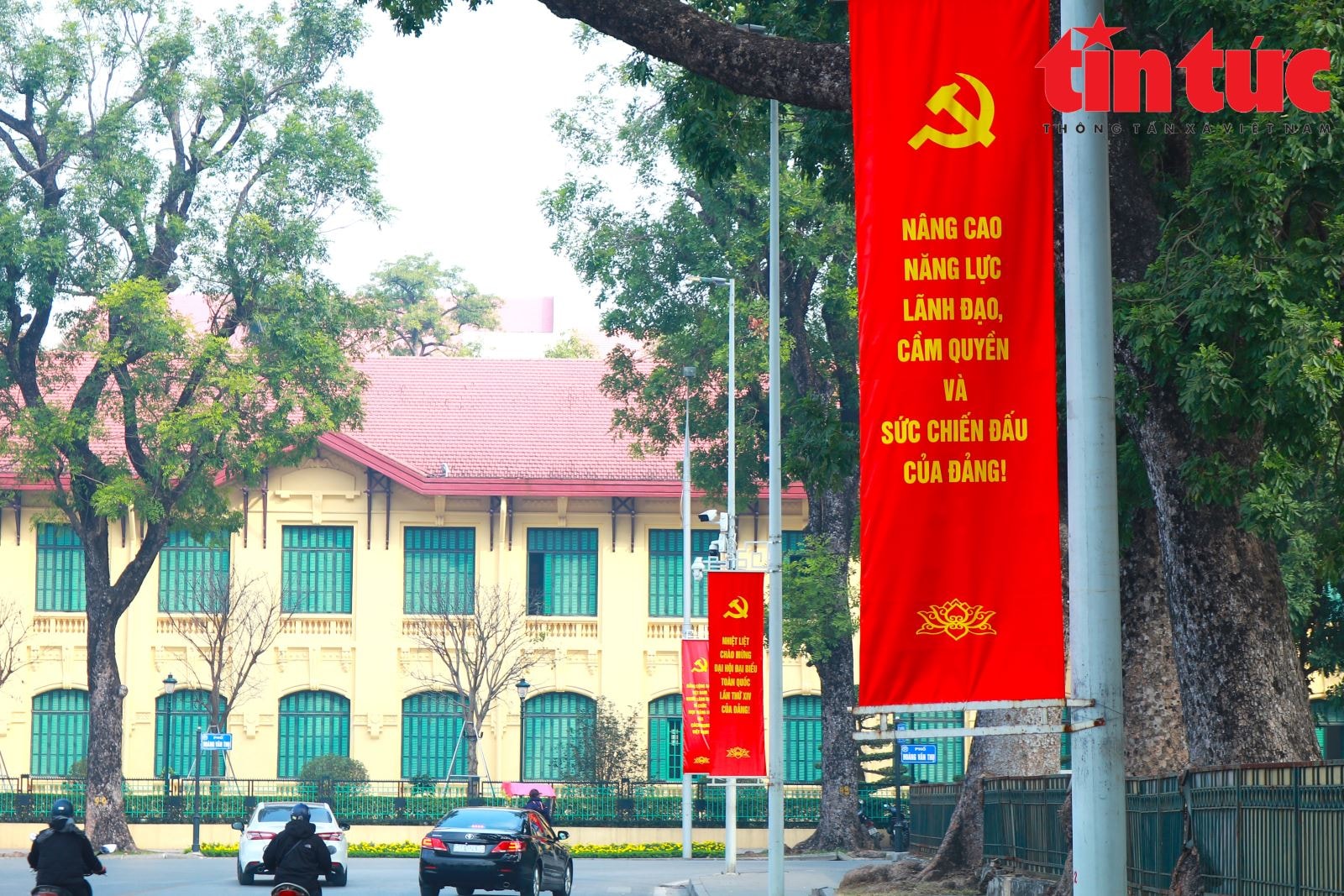 Phố phường Hà Nội rực rỡ cờ hoa chào mừng Đại hội Đảng lần thứ XIV- Ảnh 3.