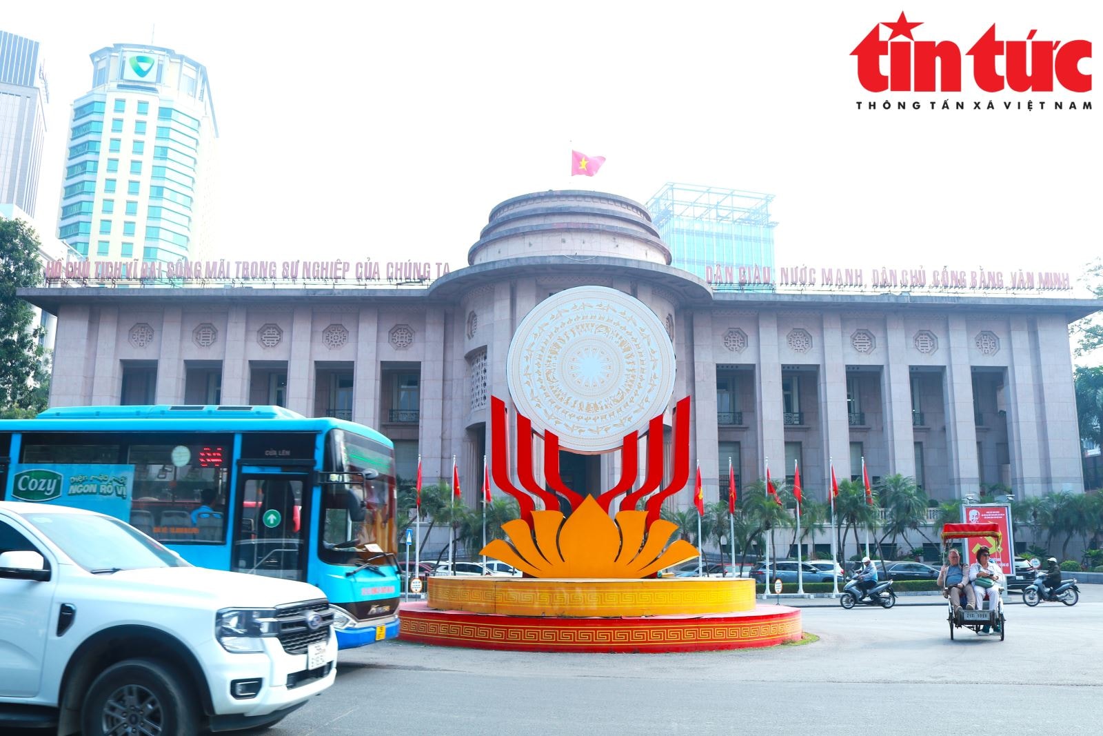 Phố phường Hà Nội rực rỡ cờ hoa chào mừng Đại hội Đảng lần thứ XIV- Ảnh 6.