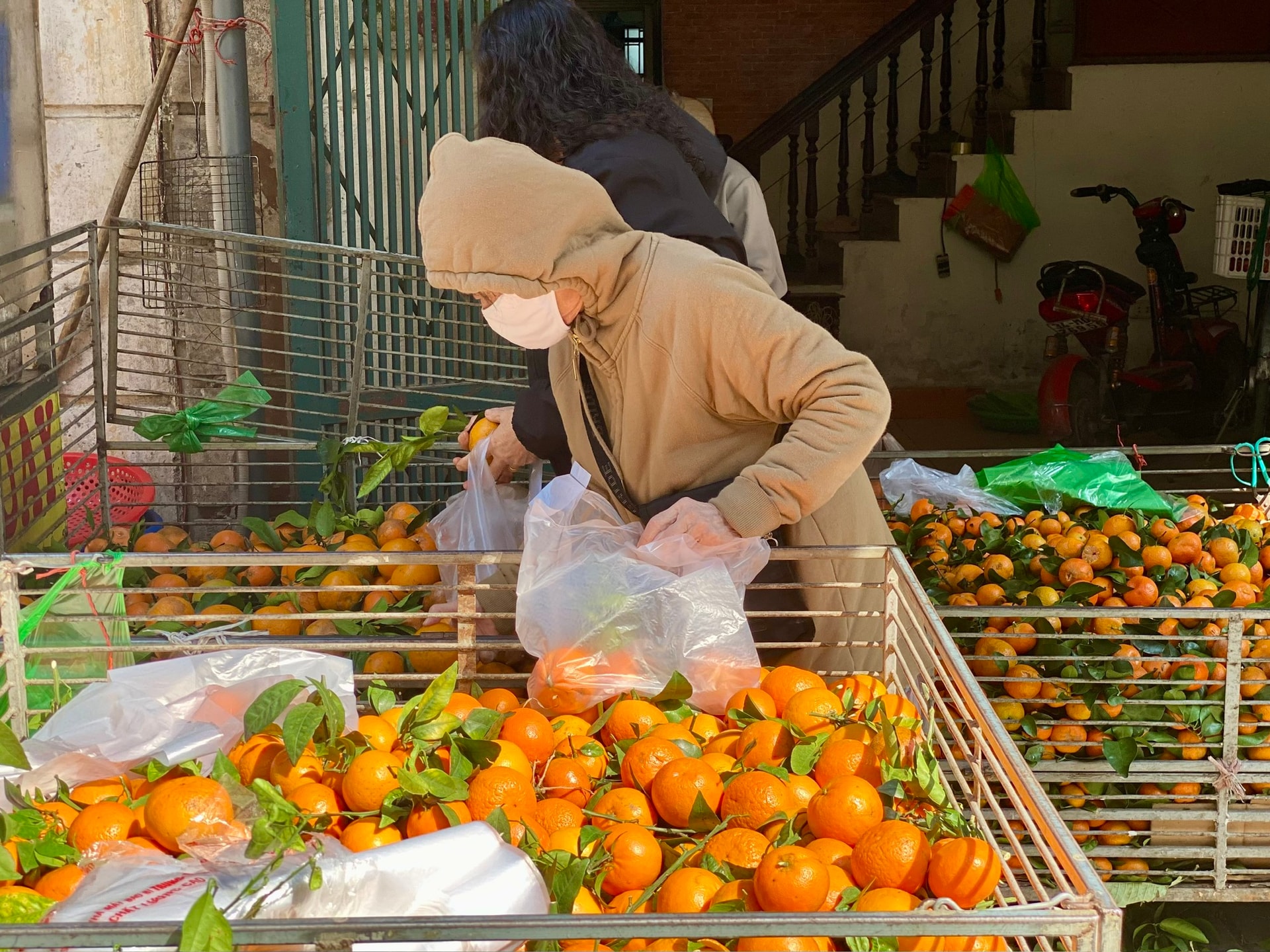 Quýt sim ngọt lịm giá rẻ đổ bộ chợ Việt, người tiêu dùng thi nhau đặt số lượng lớn về dùng dần- Ảnh 2.
