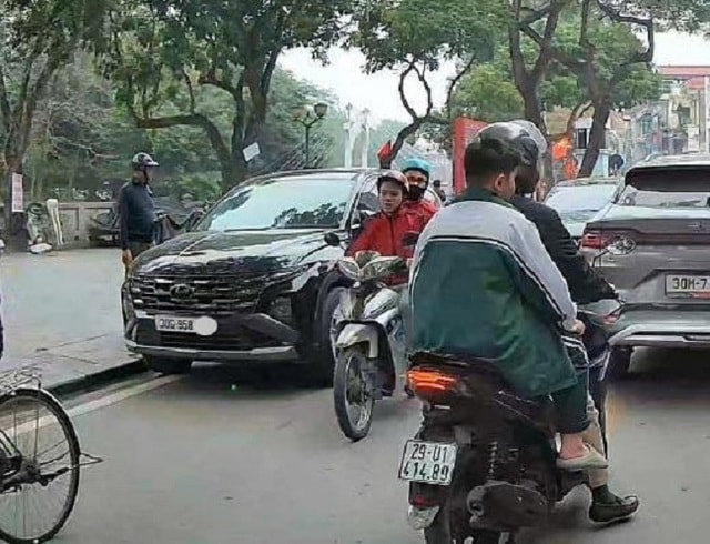 Phạt tài xế ô tô đỗ xe nơi có biển cấm đỗ từ phản ánh của người dân- Ảnh 1. Phạt tài xế ô tô đỗ xe nơi có biển cấm đỗ từ phản ánh của người dân- Ảnh 1.