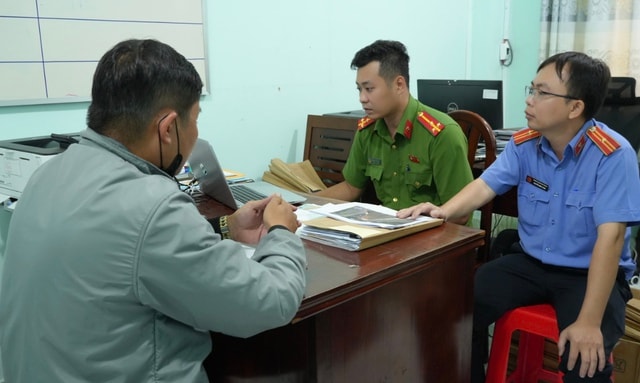 Vụ xe khách rượt đuổi xe tải trên cao tốc: Cả 2 tài xế đều bị khởi tố- Ảnh 1.