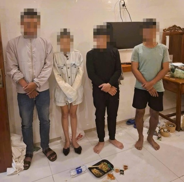 Phát hiện 1 nữ 2 nam đang 'phê pha' trong nhà nghỉ- Ảnh 1. Phát hiện 1 nữ 2 nam đang 'phê pha' trong nhà nghỉ- Ảnh 1.