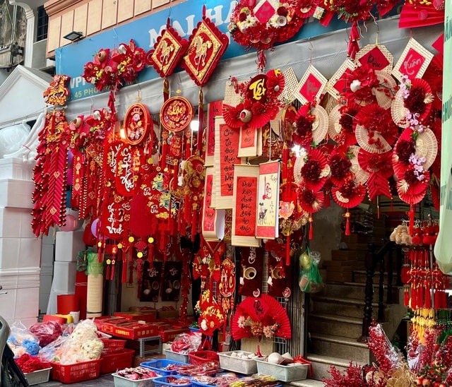 Đồ trang trí Tết vào mùa, phố phường rực rỡ sắc xuân- Ảnh 9.