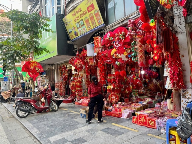 Đồ trang trí Tết vào mùa, phố phường rực rỡ sắc xuân- Ảnh 2.