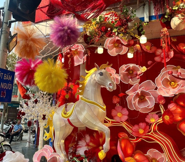 Đồ trang trí Tết vào mùa, phố phường rực rỡ sắc xuân- Ảnh 5.