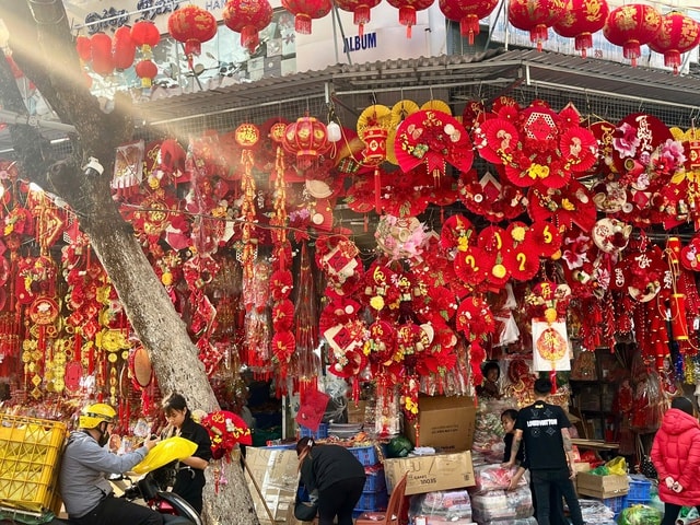 Đồ trang trí Tết vào mùa, phố phường rực rỡ sắc xuân- Ảnh 1.