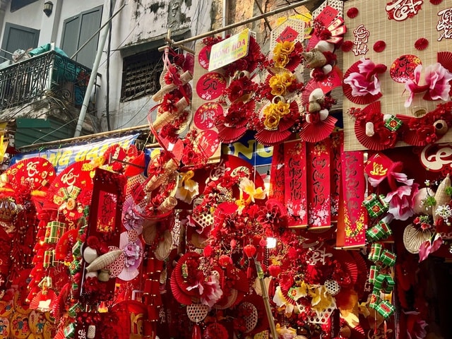 Đồ trang trí Tết vào mùa, phố phường rực rỡ sắc xuân- Ảnh 6.