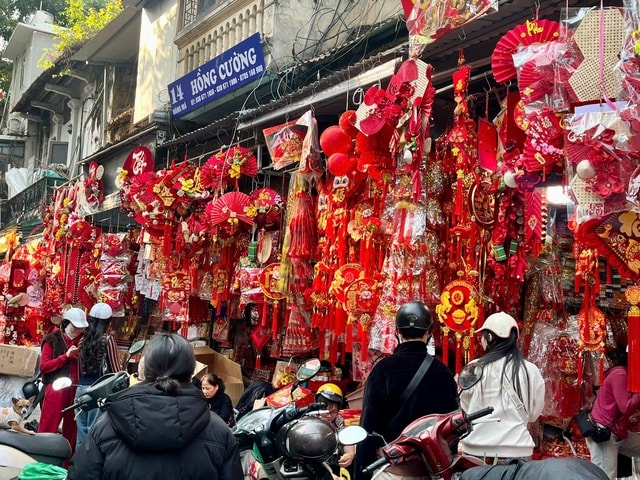 Đồ trang trí Tết vào mùa, phố phường rực rỡ sắc xuân- Ảnh 10.