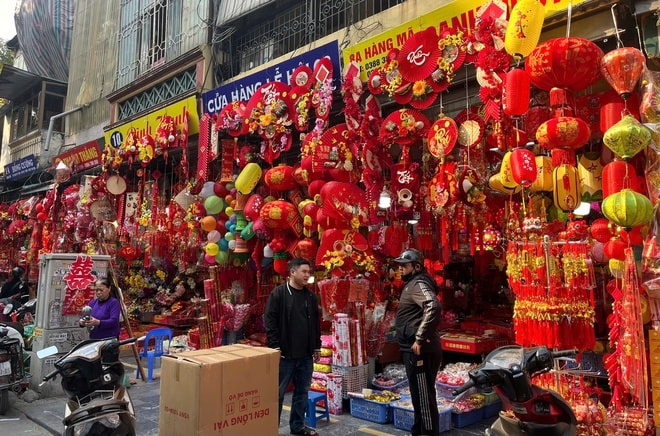 Đồ trang trí Tết vào mùa, phố phường rực rỡ sắc xuân- Ảnh 3.