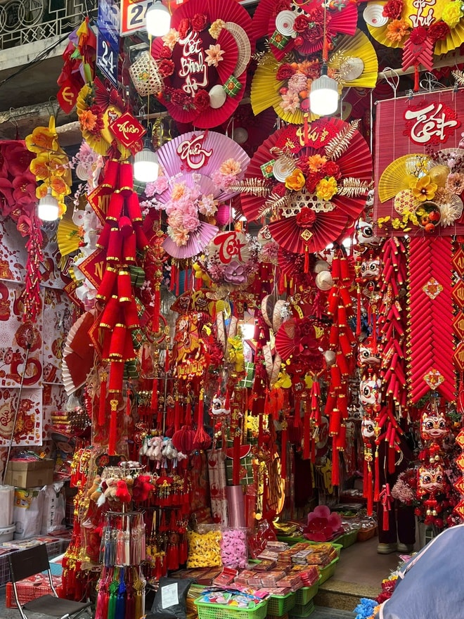 Đồ trang trí Tết vào mùa, phố phường rực rỡ sắc xuân- Ảnh 8.