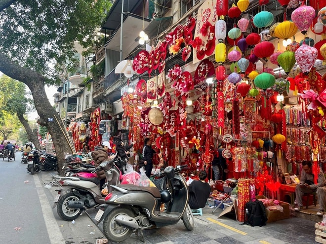 Đồ trang trí Tết vào mùa, phố phường rực rỡ sắc xuân- Ảnh 4.