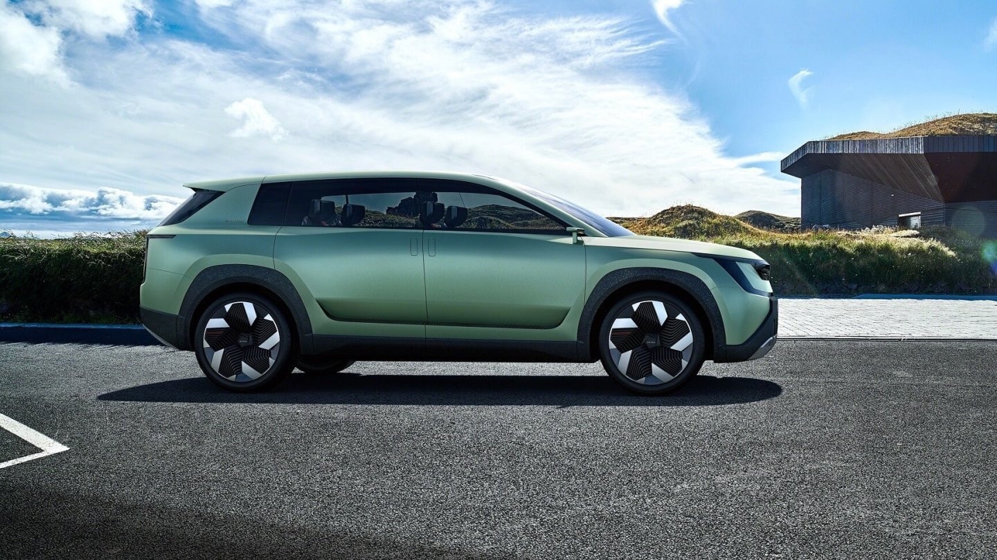 Thân xe được thiết kế với những đường nét vuông vức, khỏe khoắn giúp tối ưu không gian cho cấu hình 7 chỗ ngồi bên trong.