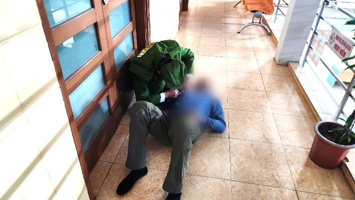 Cảnh sát 113 giải cứu bệnh nhân biểu hiện loạn thần, định tự vẫn- Ảnh 1.