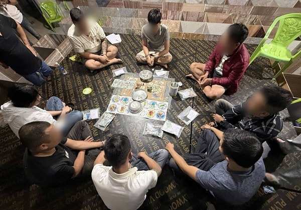 Bắt giữ 7 đối tượng đánh bạc dưới hình thức lắc bầu cua ở Đà Nẵng- Ảnh 1. Bắt giữ 7 đối tượng đánh bạc dưới hình thức lắc bầu cua ở Đà Nẵng- Ảnh 1.