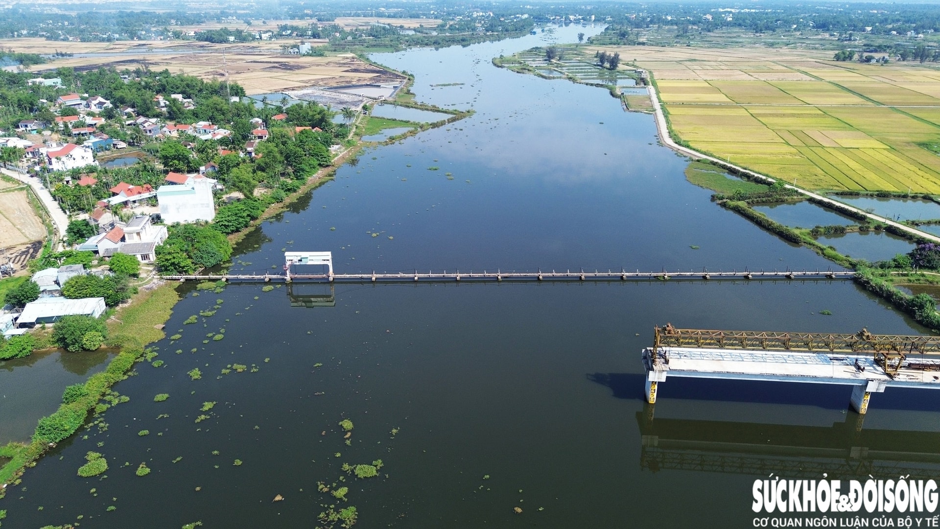 Cận cảnh 'cầu vĩnh biệt' chờ ngày bị xóa sổ sau hơn 40 năm tồn tại- Ảnh 9.