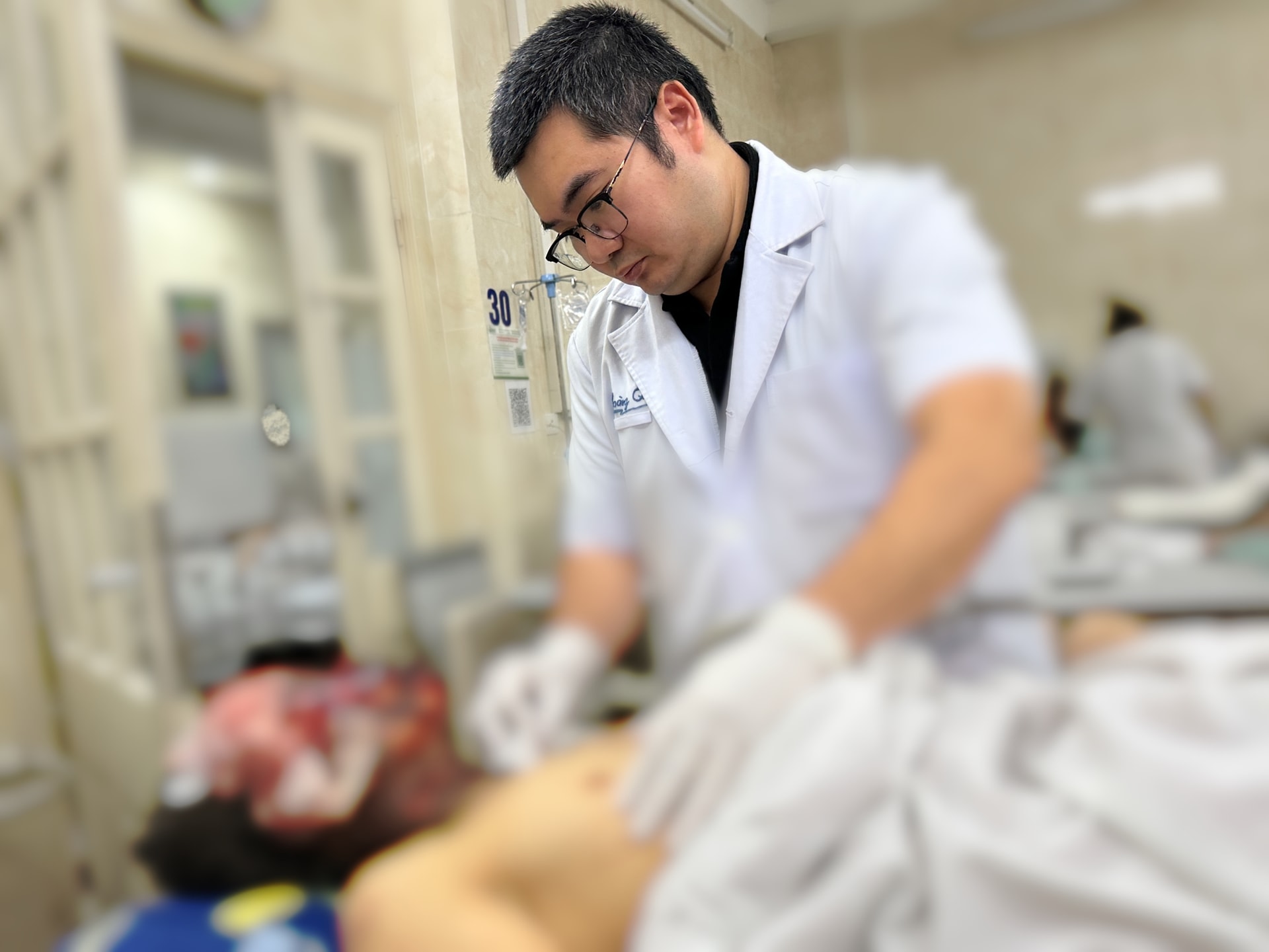 Trẻ 15 tuổi bị biến dạng khuôn mặt, tổn thương nghiêm trọng do tai nạn pháo nổ- Ảnh 3.