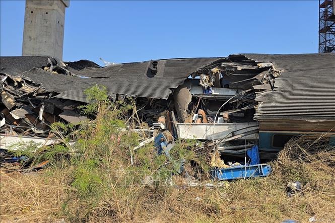 Thái Lan: Cần cẩu đổ sập vào đoàn tàu chở khách, ít nhất 22 người tử vong- Ảnh 1.