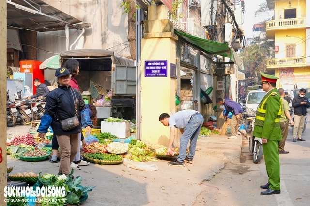 Hà Nội xóa bỏ chợ tạm, chợ cóc quanh chợ Long Biên- Ảnh 4.