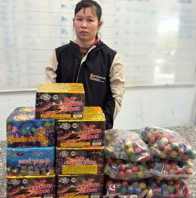 Đang vận chuyển trái phép pháo nổ thì bị bắt tại ngã ba- Ảnh 2.