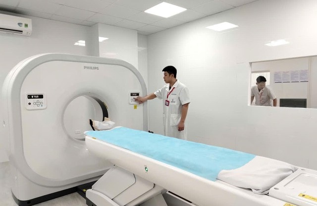 Bác sĩ Bệnh viện Đại học Y Hà Nội về trạm y tế phường khám bệnh cho người dân- Ảnh 2.