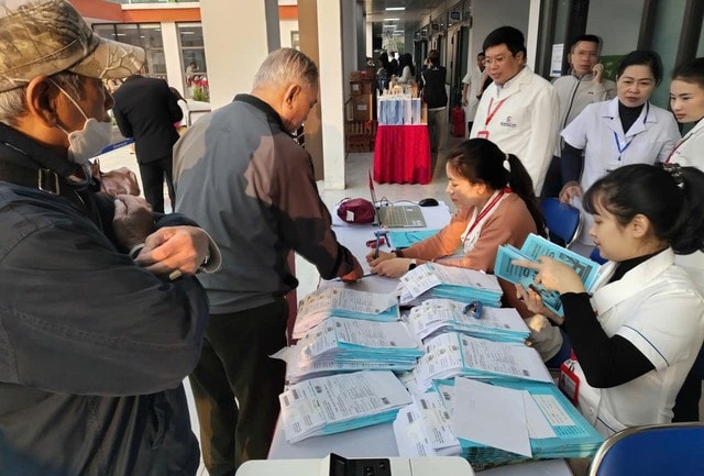 Bác sĩ Bệnh viện Đại học Y Hà Nội về trạm y tế phường khám bệnh cho người dân- Ảnh 1.