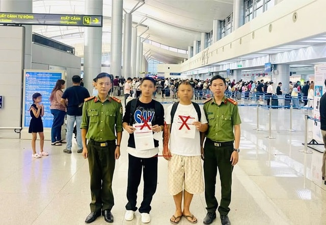 Trục xuất 2 người nước ngoài nhập cảnh trái phép vào Việt Nam- Ảnh 1. Trục xuất 2 người nước ngoài nhập cảnh trái phép vào Việt Nam- Ảnh 1.