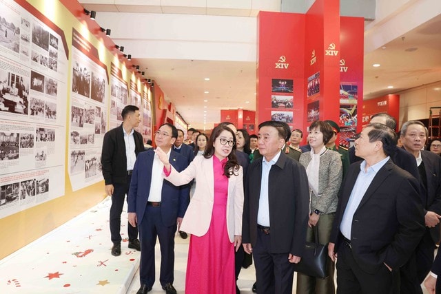 Trưng bày ảnh 'Dưới cờ Đảng – Đất nước tiến vào kỷ nguyên mới'- Ảnh 1.