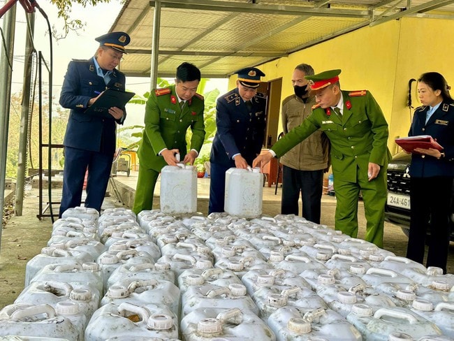 Rượu Tết tràn ngập thị trường, làm gì để không mua phải rượu giả?- Ảnh 3.