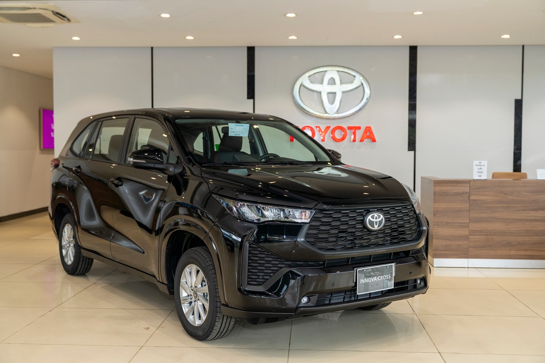 Innova Cross 2.0G “phả” hơi nóng lên các đối thủ cùng phân khúc và mẫu xe 7 chỗ.