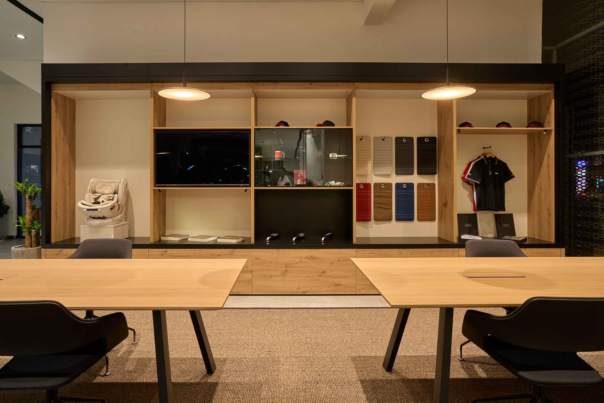 Khách hàng có thể trực tiếp tùy chọn cấu hình, màu sơn và nội thất xe thông qua hệ thống màn hình tương tác kỹ thuật số tại showroom.