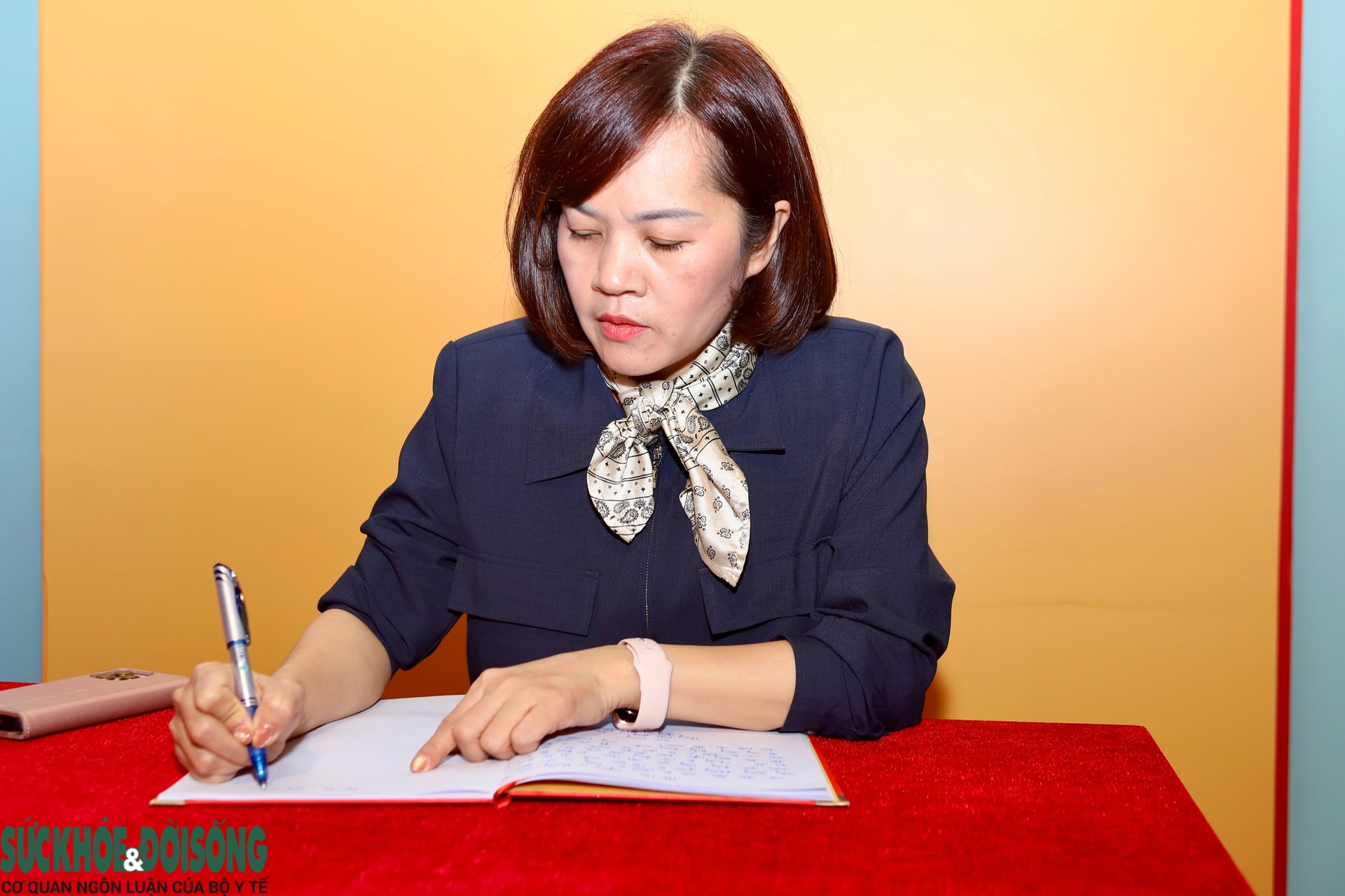 Đại diện các đoàn khách ghi sổ lưu bút tại Triển lãm.