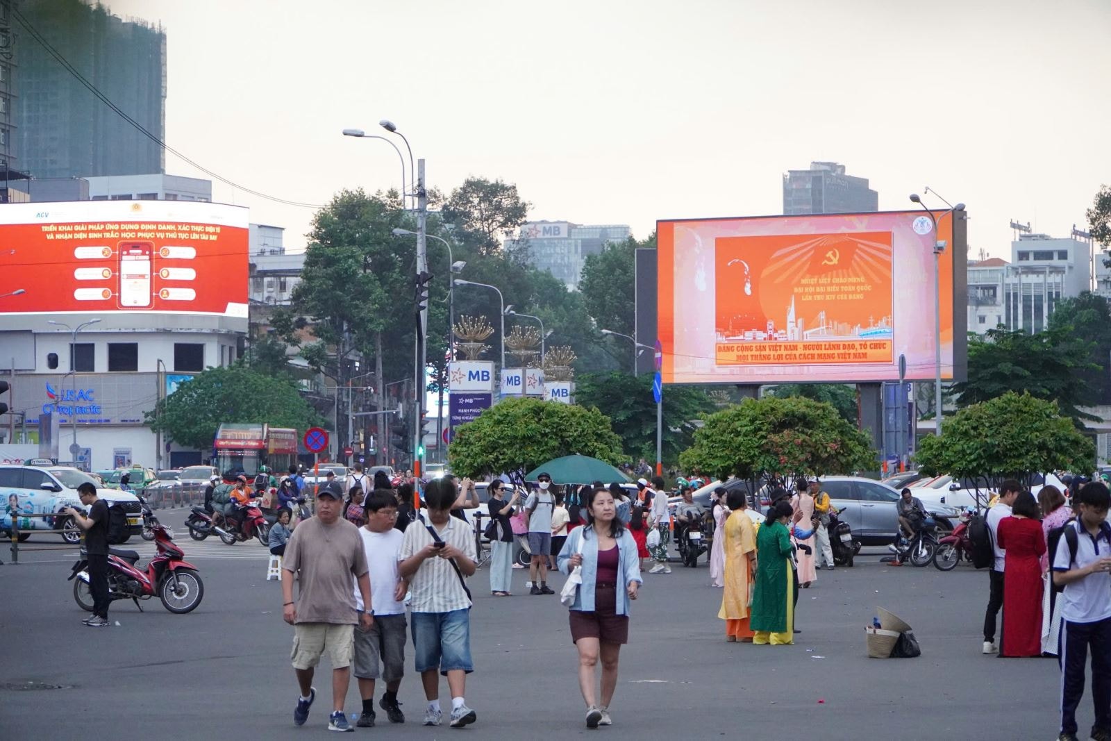 Thành phố mang tên Bác rực rỡ cờ hoa chào mừng Đại hội XIV của Đảng- Ảnh 13.