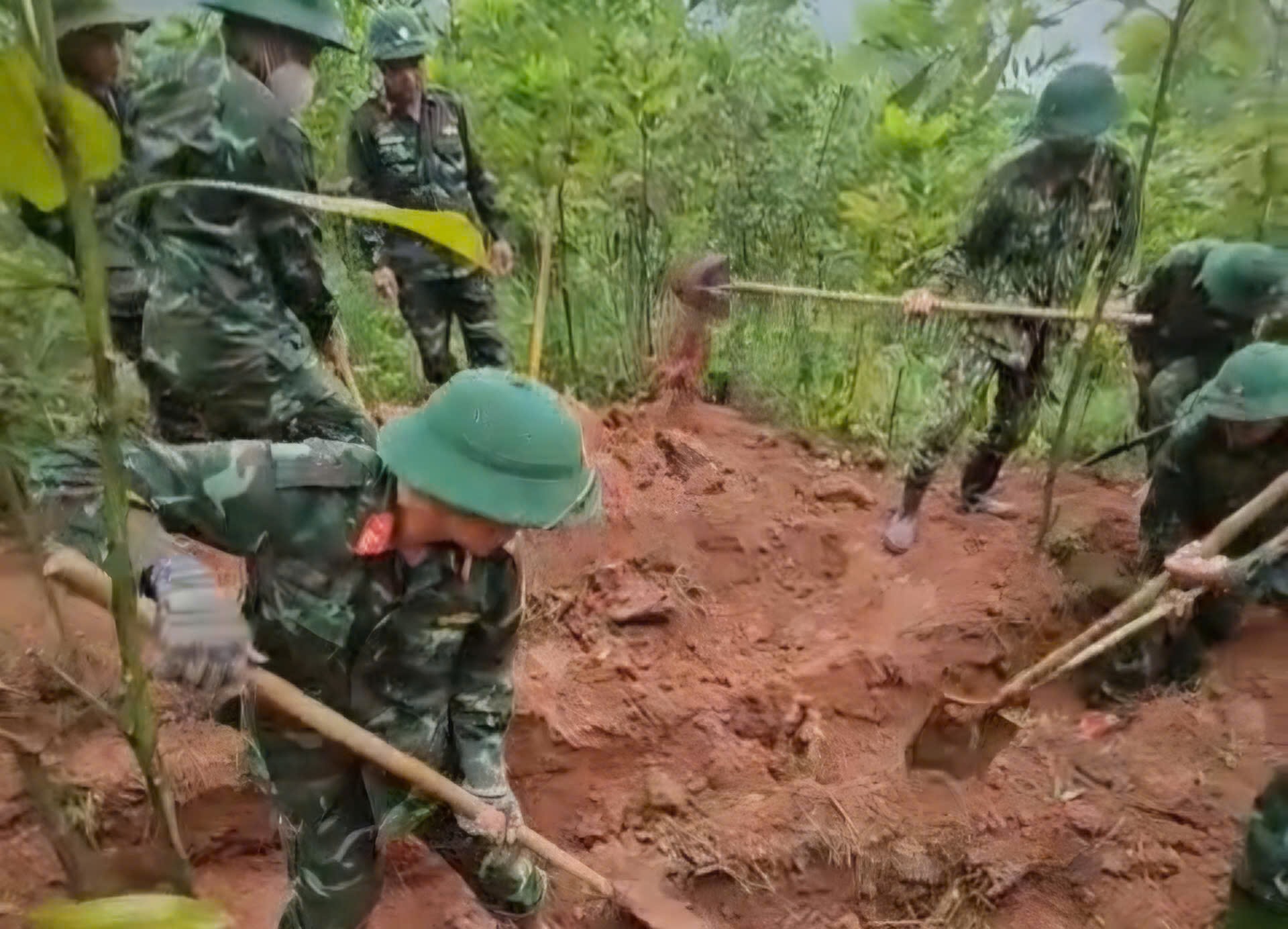 Phát hiện hài cốt liệt sĩ trong rừng tràm cùng di vật khắc tên- Ảnh 1.